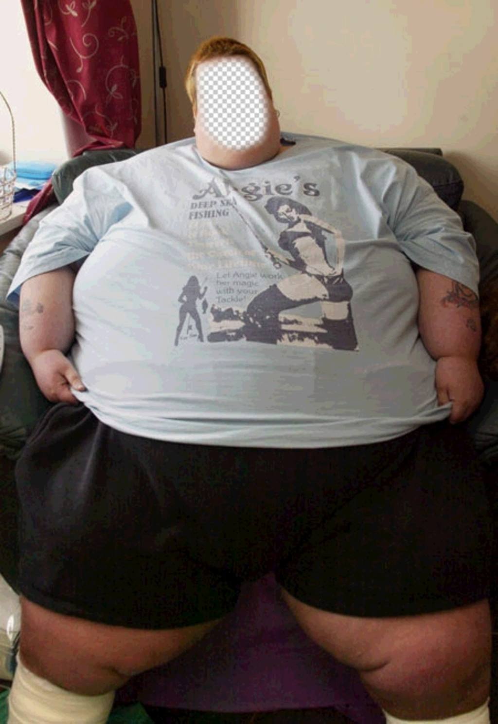 Русская жирдяйка отсасывает у толстяка в спальне